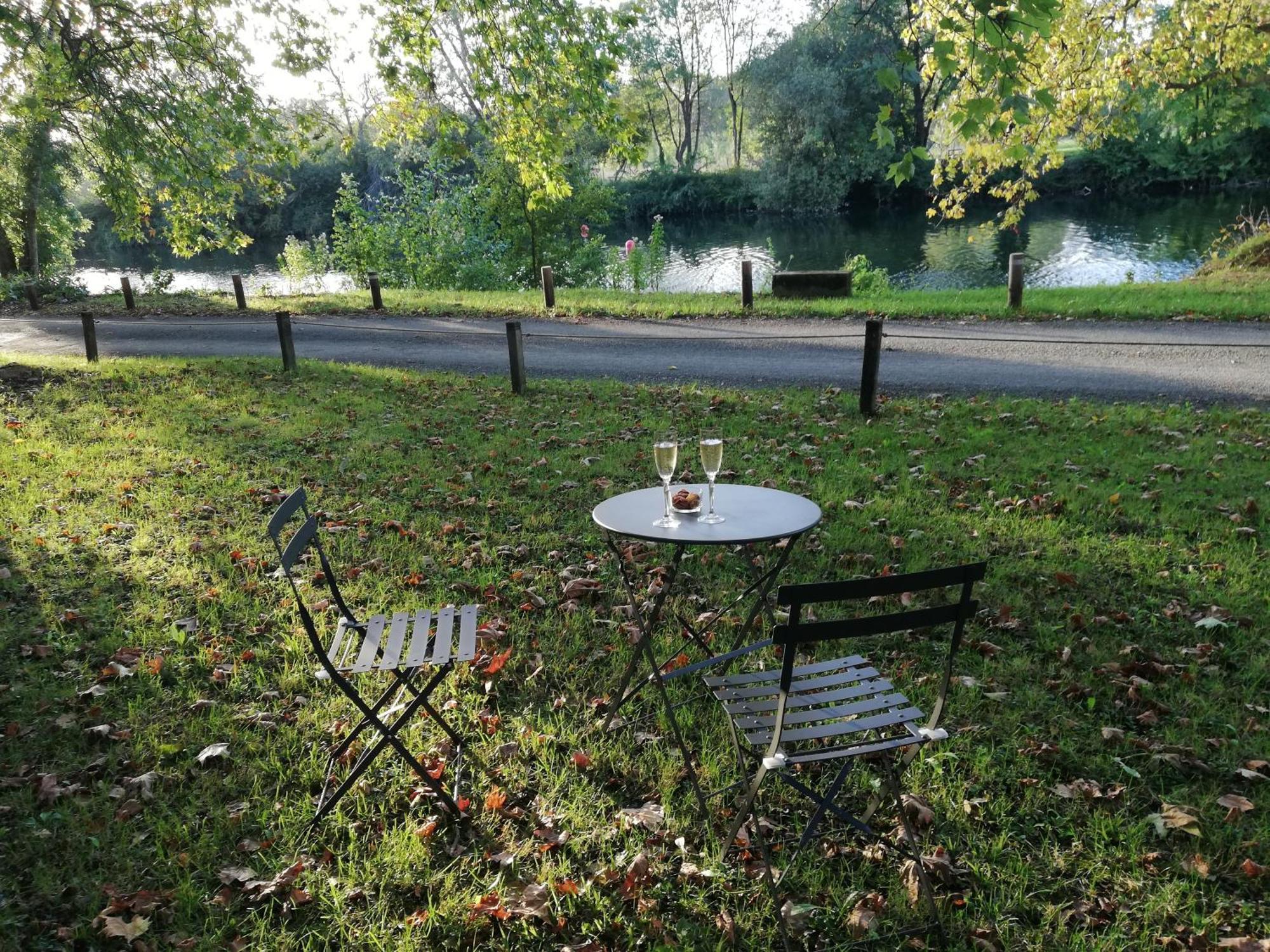 Le Domaine Des Platanes Bed & Breakfast Bourg-Charente Eksteriør bilde