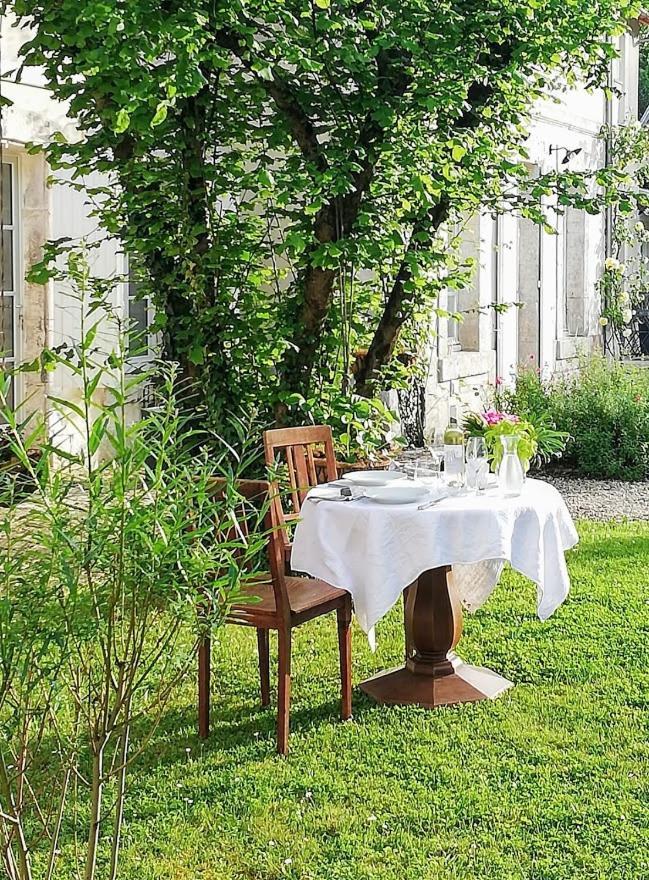 Le Domaine Des Platanes Bed & Breakfast Bourg-Charente Eksteriør bilde